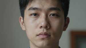 Persoană care nu simte durerea, cu o expresie calmă.